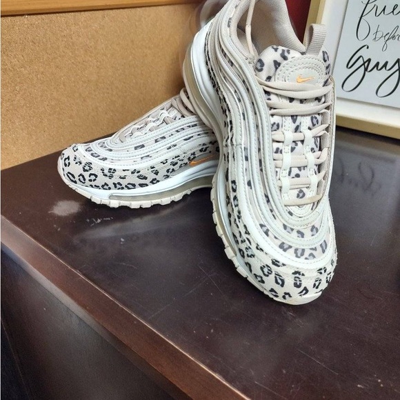 Women’s Nike sneakers! Barely worn! - Picture 2 of 3